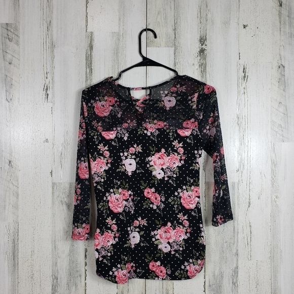 3/$15 Pretty flower top size medium - Picture 4 of 10